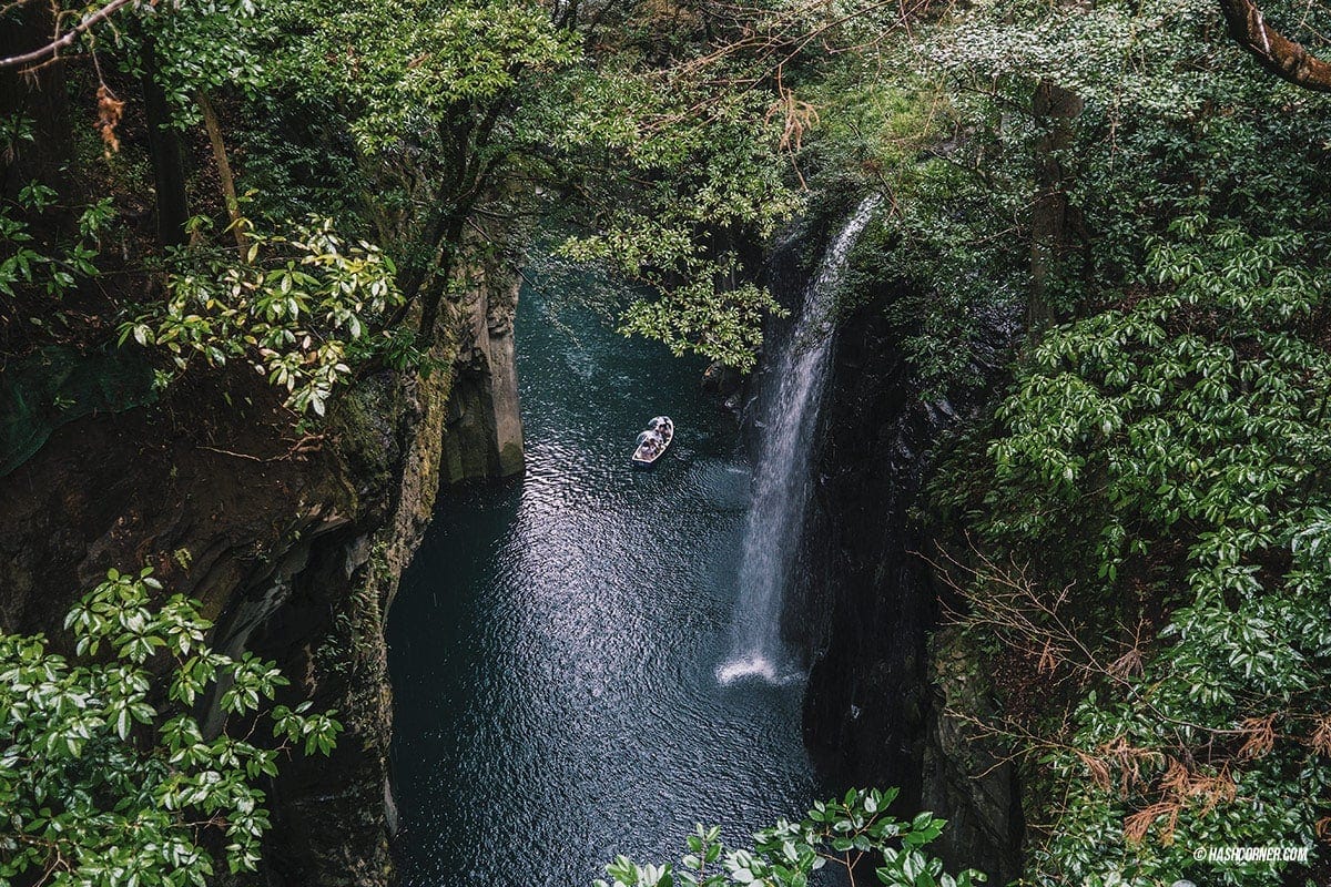 Takachiho Travel Guide : Boating in The Mysterious George