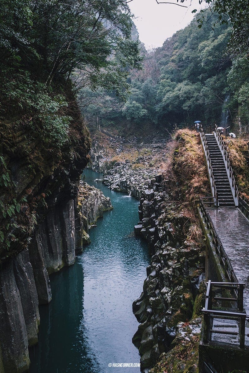 Takachiho Travel Guide : Boating in The Mysterious George