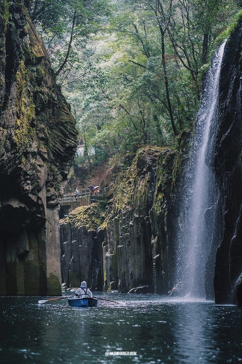 Takachiho Travel Guide : Boating in The Mysterious George