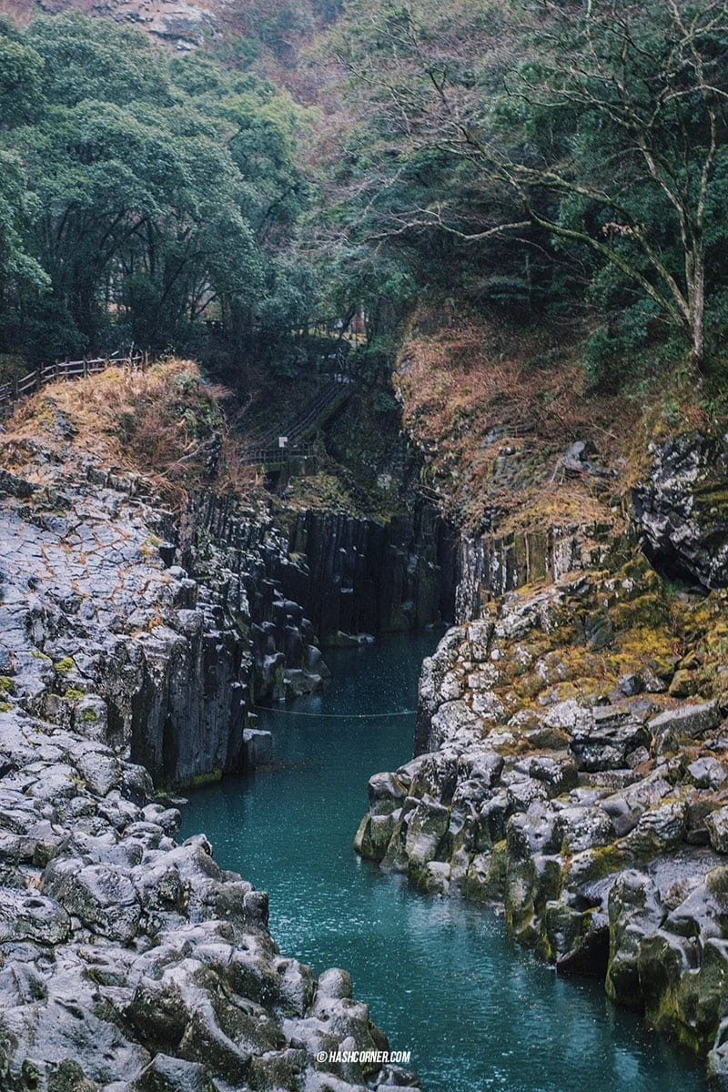 Takachiho Travel Guide : Boating in The Mysterious George