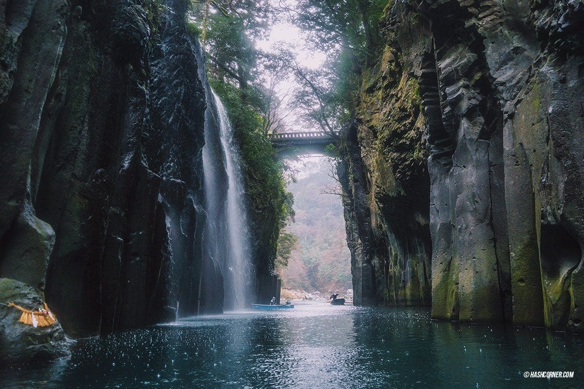 Takachiho Travel Guide : Boating in The Mysterious George