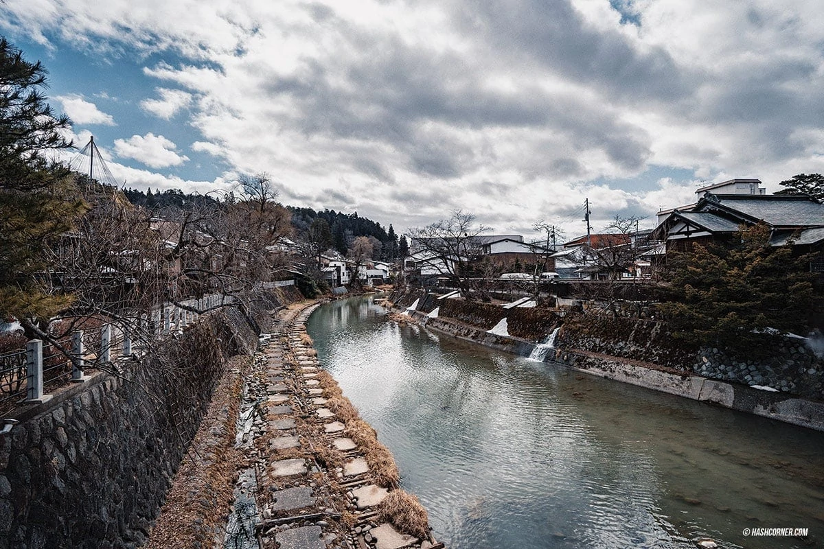 Takayama Wading through Japan Snow : Japan Travel Guide &#x2744;&#xfe0f;