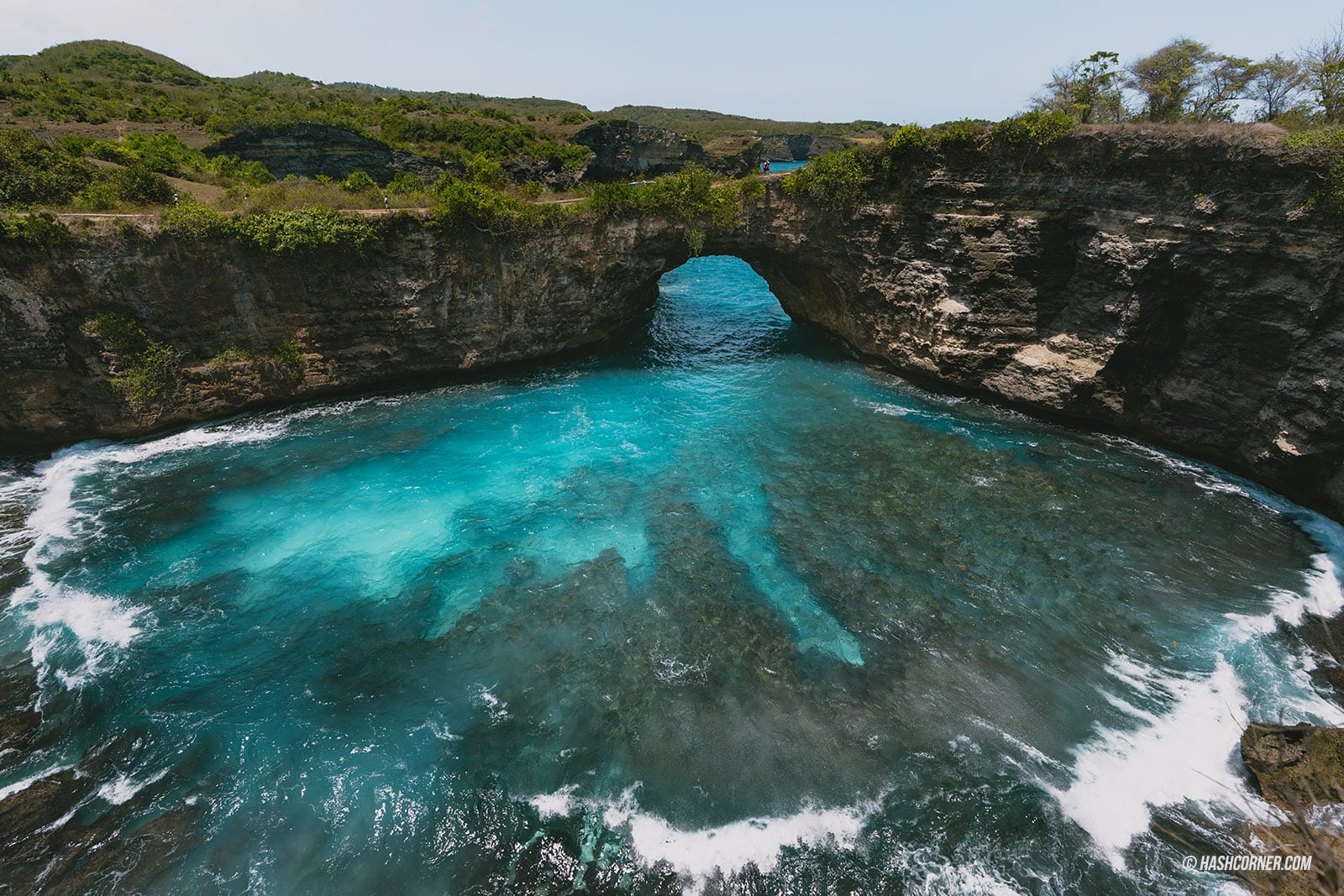 รีวิว Broken Beach x เกาะนูซาเปอนีดา บาหลี ชายหาดที่โอบล้อมไปด้วยผาหินสูง