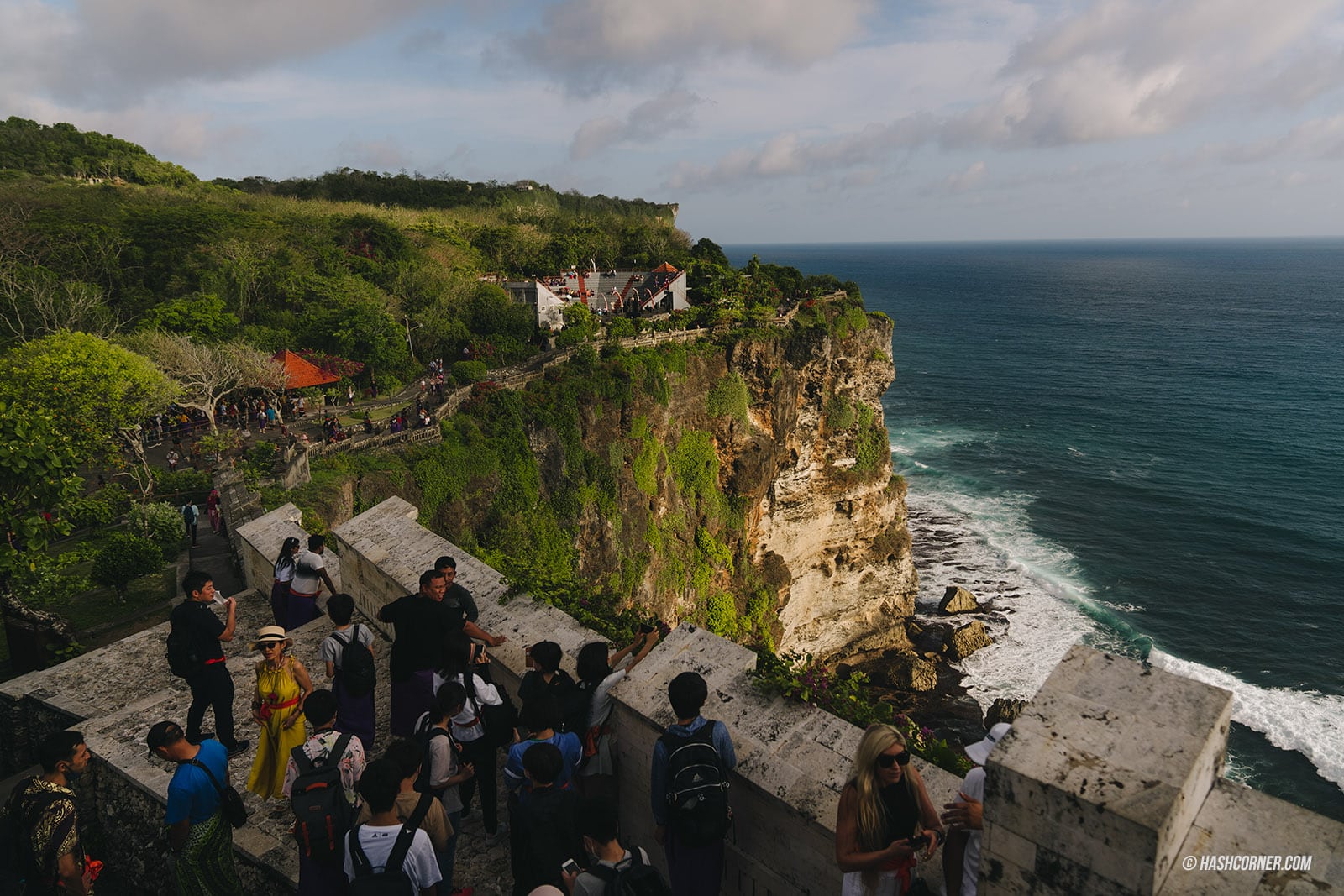 รีวิว วัดอูลูวาตู (Uluwatu Temple) x บาหลี ชมวิวดูระบำดังเคจั๊ก