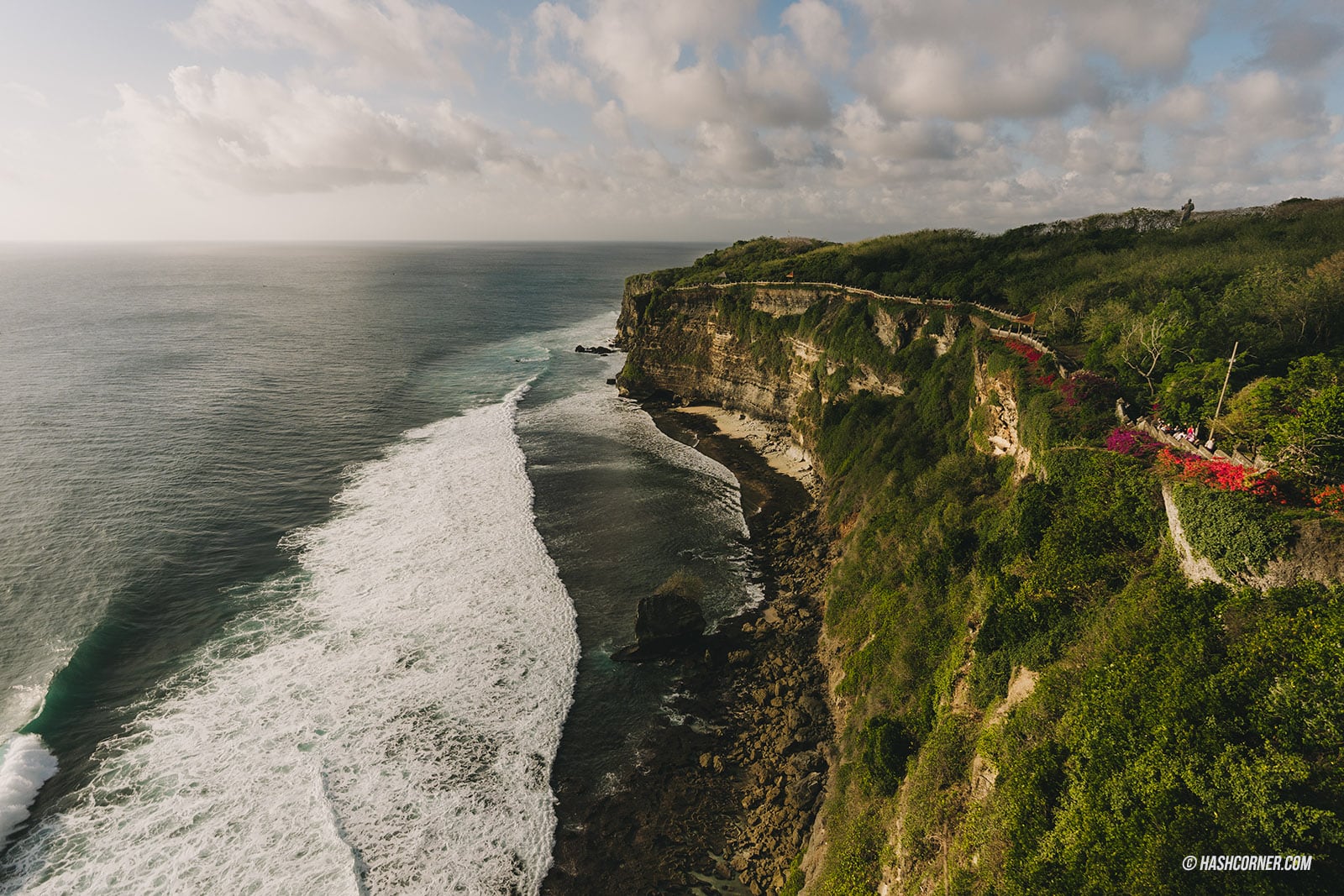 รีวิว วัดอูลูวาตู (Uluwatu Temple) x บาหลี ชมวิวดูระบำดังเคจั๊ก